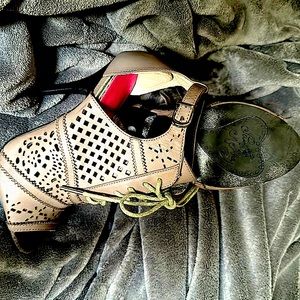 Naughty Monkey Stiletto (tan) size 6